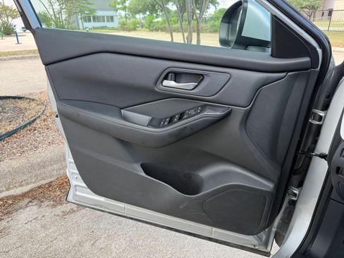 Used 2025 Nissan Rogue SV FWD image 18