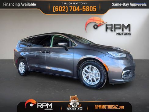 Used 2023 Chrysler Pacifica Touring-L FWD image 1
