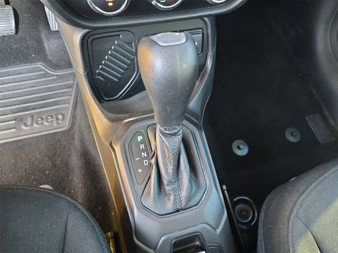 Used 2015 Jeep Renegade Latitude image 18