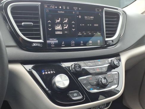 Used 2024 Chrysler Pacifica Touring-L image 18