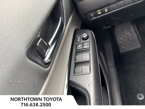 Used 2023 Toyota Venza LE image 20