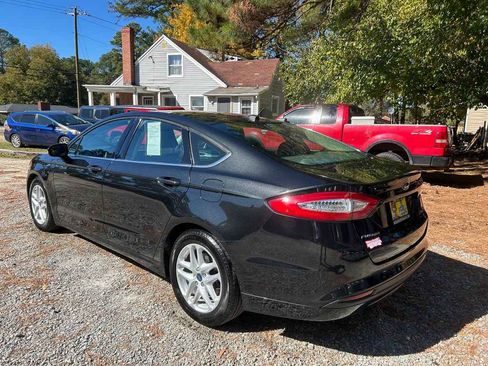 Used 2015 Ford Fusion SE image 4