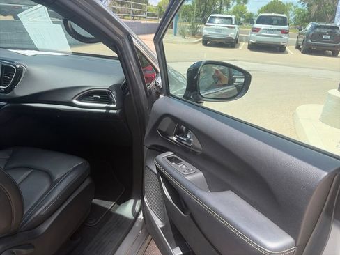 Used 2025 Chrysler Pacifica Select FWD image 22