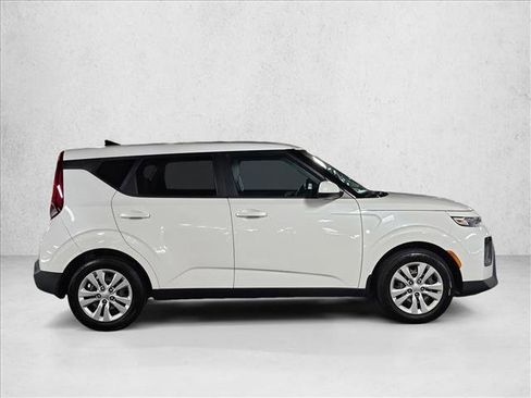Used 2022 Kia Soul LX image 4