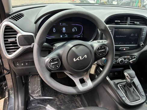 Used 2025 Kia Soul LX w/ LX Technology Package FWD image 29