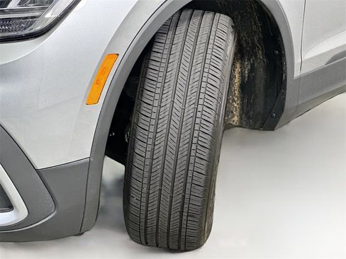 Used 2023 Volkswagen Tiguan SE w/ Panoramic Sunroof Package image 25