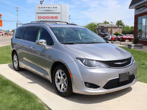 Used 2018 Chrysler Pacifica Limited FWD image 3