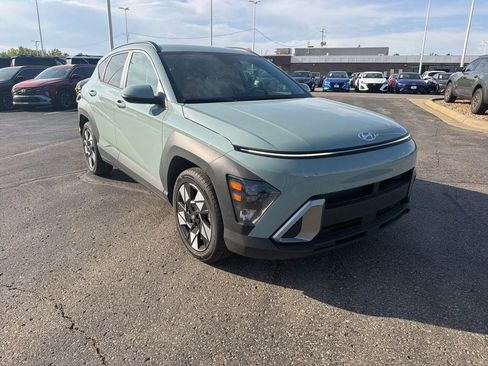 Used 2025 Hyundai Kona SEL FWD image 3