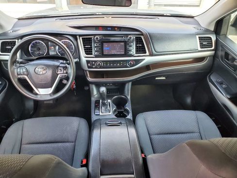 Used 2019 Toyota Highlander LE FWD image 28