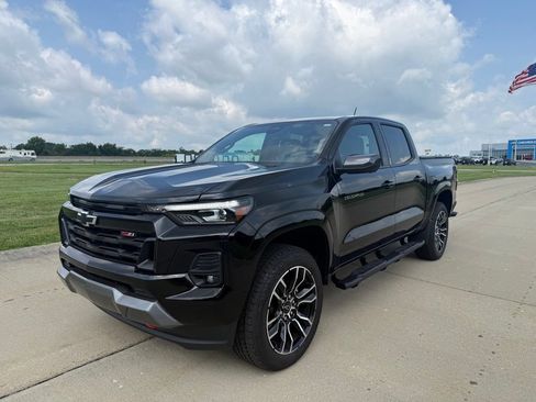 Used 2025 Chevrolet Colorado Z71 w/ Technology Package AWD/4WD image 9