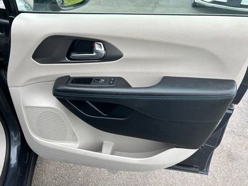 Used 2021 Chrysler Pacifica Touring-L FWD image 41