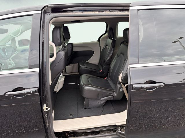 Used 2024 Chrysler Pacifica Touring-L FWD image 9