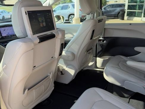 Used 2021 Chrysler Pacifica Touring-L w/ Uconnect Theater Family Group FWD image 16