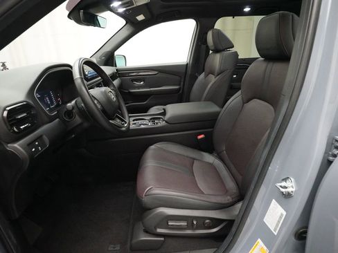 Certified 2025 Honda Pilot Black Edition image 7