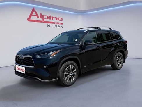 Used 2022 Toyota Highlander XLE AWD/4WD image 1