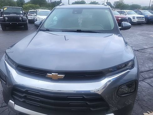 Used 2022 Chevrolet TrailBlazer LT w/ Convenience Package FWD image 2
