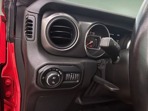 Used 2021 Jeep Gladiator Willys image 21