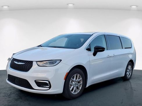 Used 2024 Chrysler Pacifica Touring-L FWD image 2