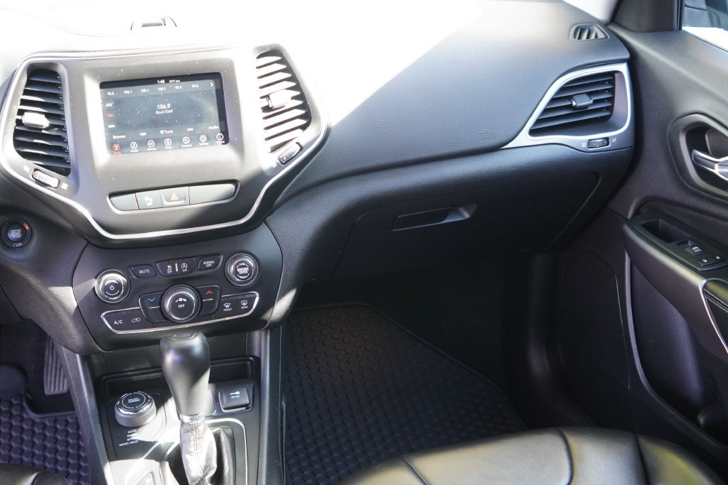 Used 2019 Jeep Cherokee Latitude Plus w/ Cold Weather Group AWD/4WD image 27