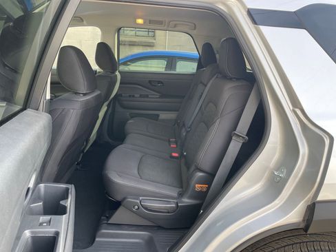 Used 2025 Nissan Pathfinder SV image 28