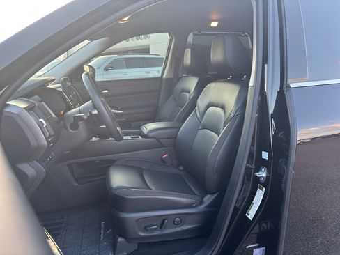 Used 2023 Nissan Pathfinder SL w/ Lighting Package (N92) image 23