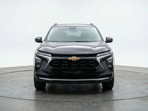 Used 2025 Chevrolet Trax LT w/ LT Convenience Package image 2