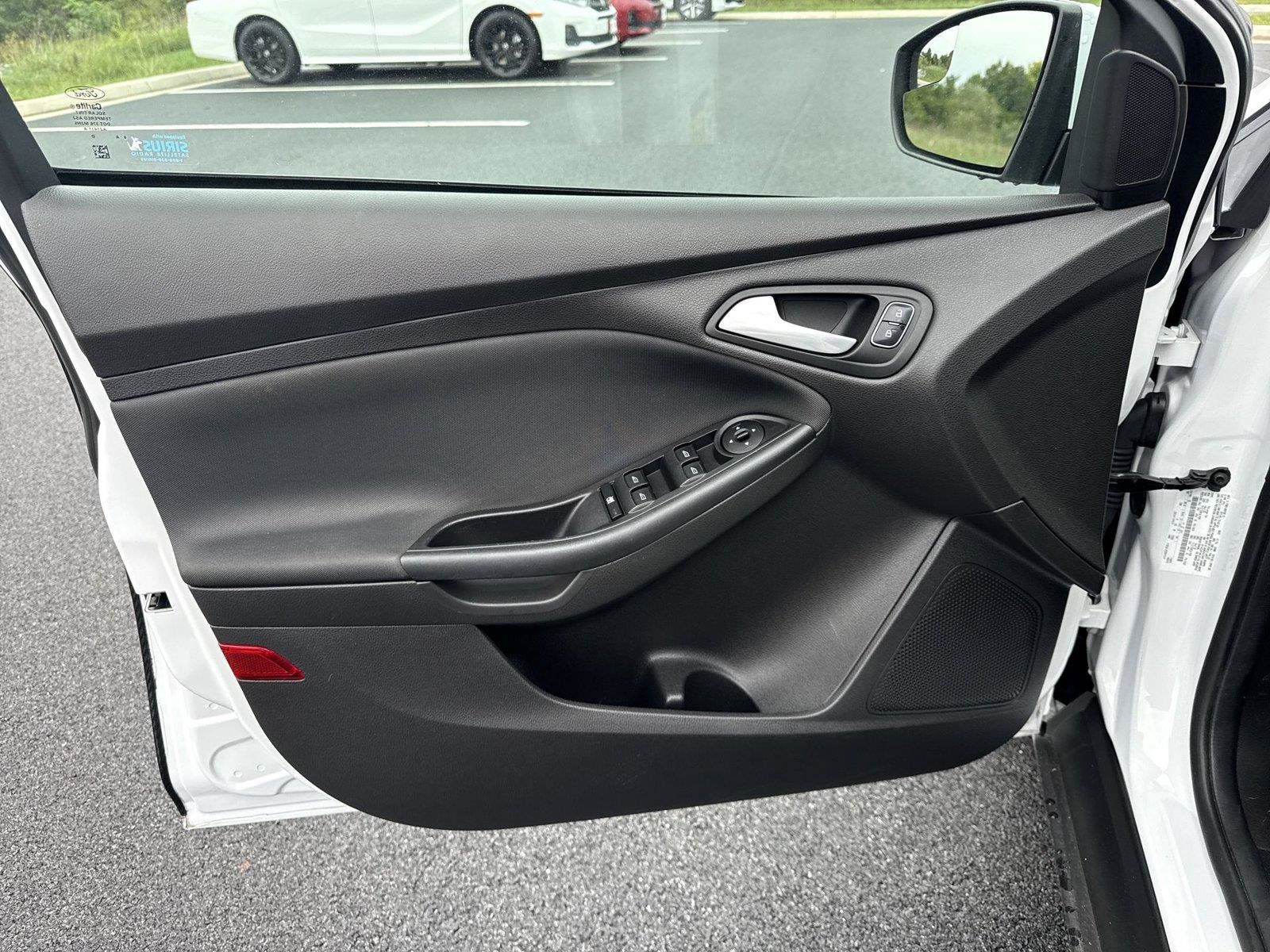 Used 2016 Ford Focus SE w/ SE Power Seat Package FWD image 12