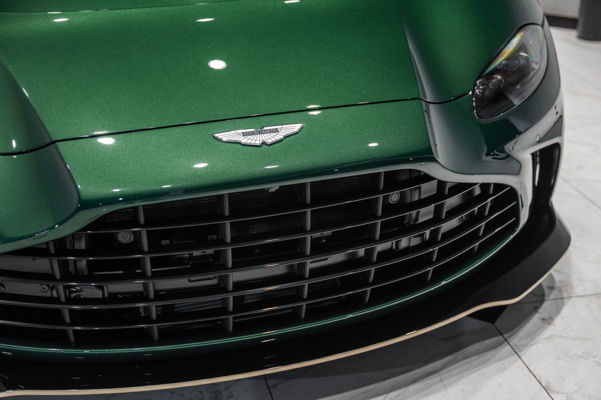 Used 2023 Aston Martin V12 Vantage Roadster RWD image 44