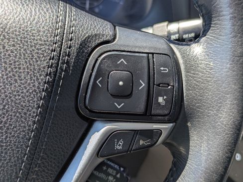 Used 2020 Toyota Sienna XLE w/ XLE Navigation Package FWD image 21