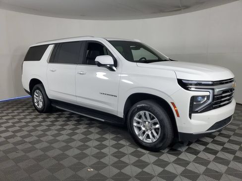 Used 2025 Chevrolet Suburban LT RWD image 2