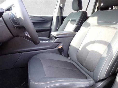 Used 2024 Jeep Grand Cherokee Laredo AWD/4WD image 12
