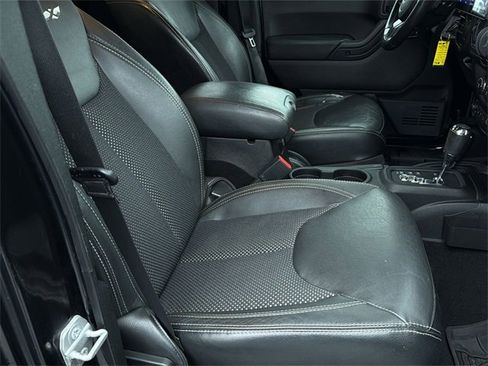 Used 2015 Jeep Wrangler Unlimited Sahara image 35