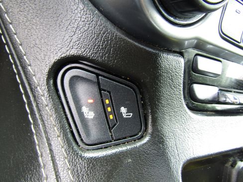 Used 2018 Chevrolet Suburban LT image 25