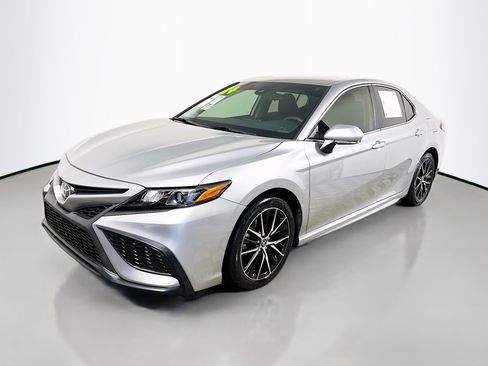 Used 2024 Toyota Camry SE image 10