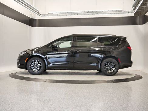 New 2026 Chrysler Pacifica Limited w/ S Appearance Package image 41