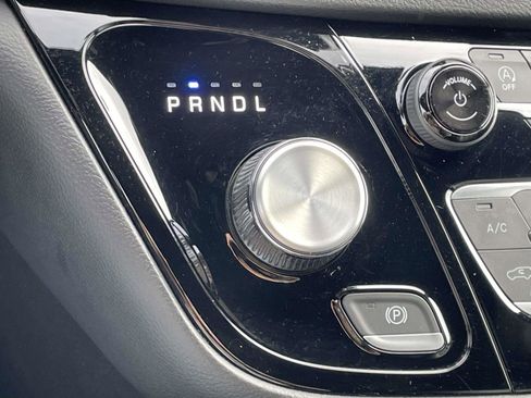 Used 2025 Chrysler Pacifica Select image 18