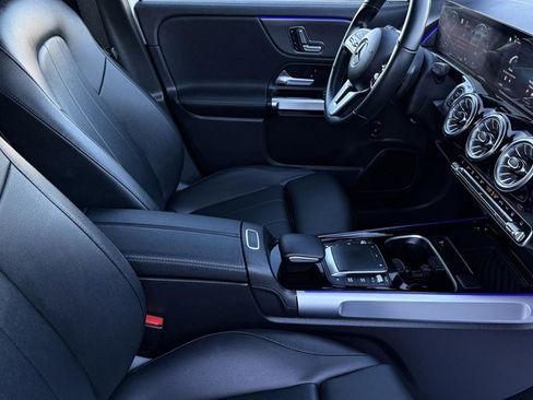 Used 2022 Mercedes-Benz EQB 300 4MATIC image 28