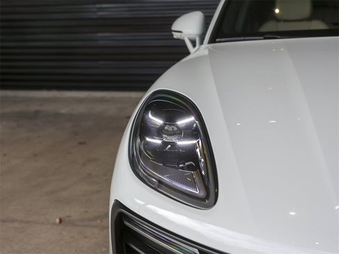 Used 2025 Porsche Macan image 11