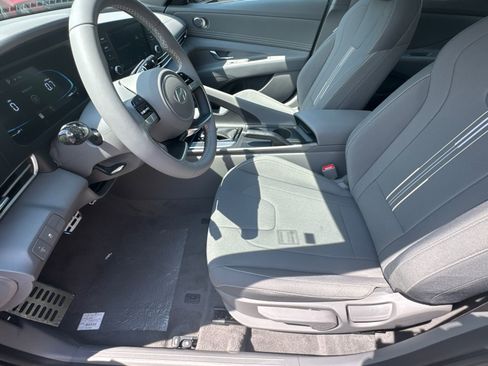 Used 2025 Hyundai Elantra Sport image 9