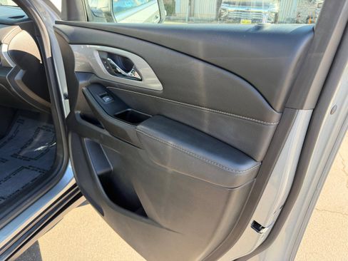 Used 2023 Chevrolet Traverse LT image 11