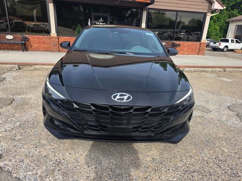 Used 2023 Hyundai Elantra SEL w/ Convenience Package FWD image 2