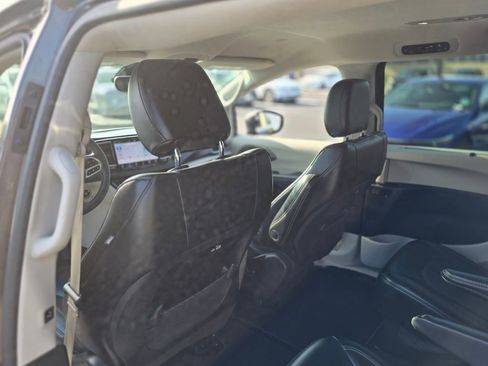 Used 2023 Chrysler Pacifica Touring-L FWD image 18