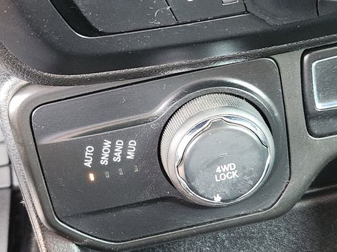 Used 2018 Jeep Renegade Latitude AWD/4WD image 14