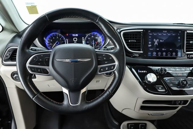 Used 2020 Chrysler Pacifica Touring-L w/ Advanced Safetytec Group FWD image 22
