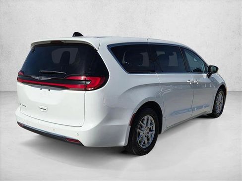 Used 2024 Chrysler Pacifica Touring-L image 5