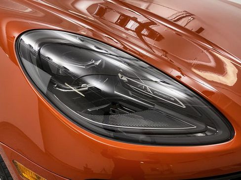 Used 2025 Porsche Macan image 11