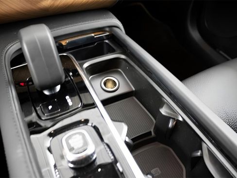 Certified 2025 Volvo XC90 T8 Plus image 26