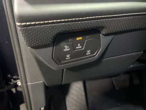 Used 2025 Volkswagen Atlas Cross Sport SE image 25