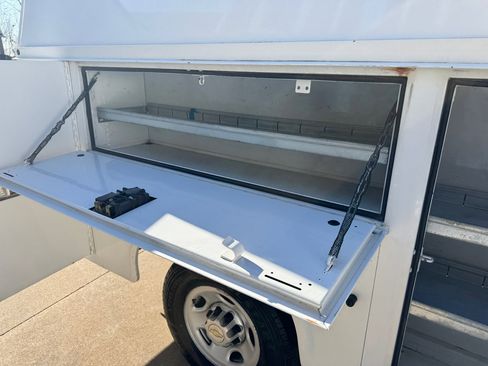 Used 2011 Chevrolet Express 3500 image 18