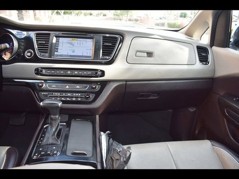Used 2018 Kia Sedona SX Limited FWD image 33